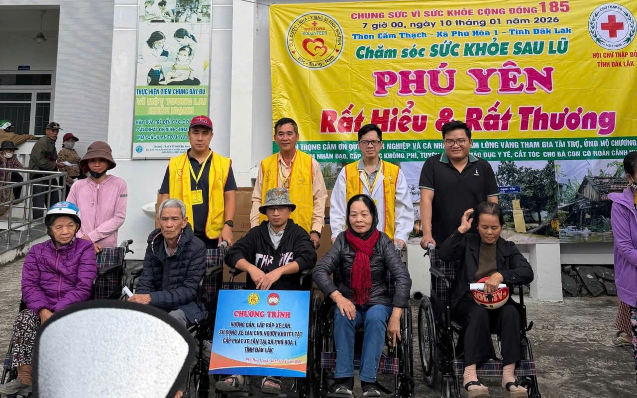 Khám bệnh, cấp phát thuốc miễn phí cho 300 người dân TP Huế- Ảnh 7. Khám bệnh, cấp phát thuốc miễn phí cho 300 người dân TP Huế- Ảnh 7.