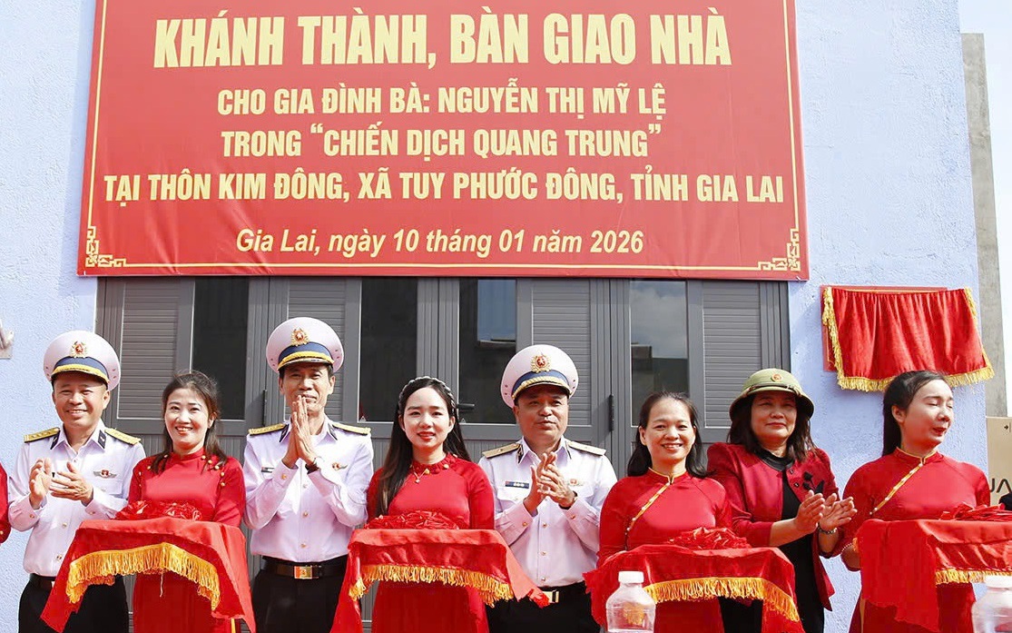 Nhiều gia đình nhận nhà mới trong ‘Chiến dịch Quang Trung’