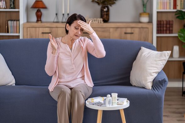 Một phụ nữ lớn tuổi bị đau đầu tại nhà và đã được kê đơn thuốc.