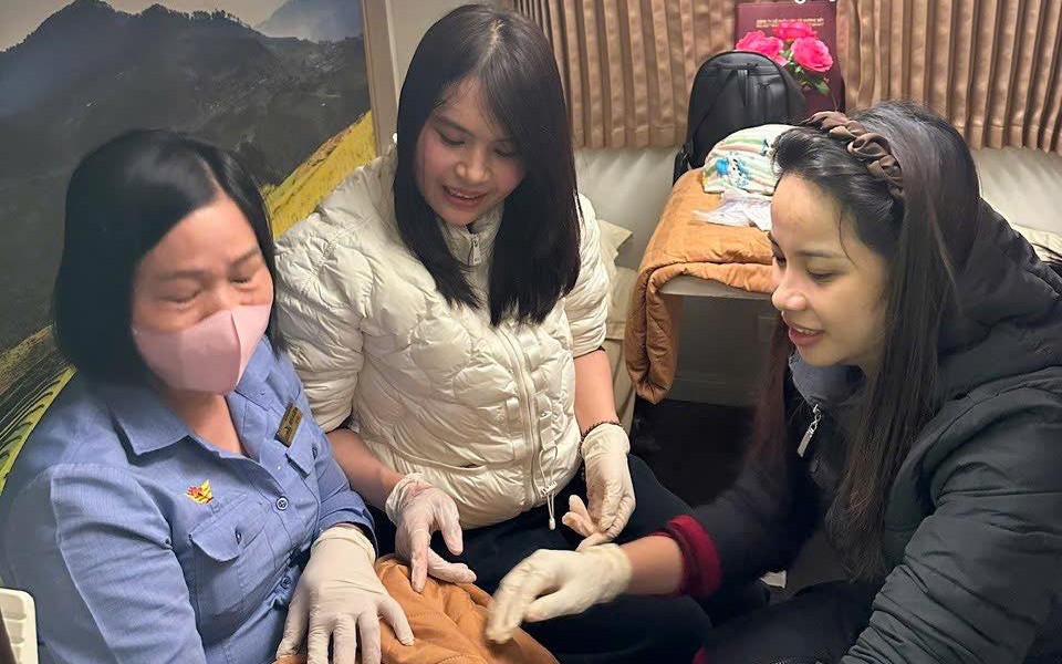 Hai nữ hộ sinh Nghệ An đỡ đẻ trên tàu SE4, cứu mẹ con sản phụ sinh non