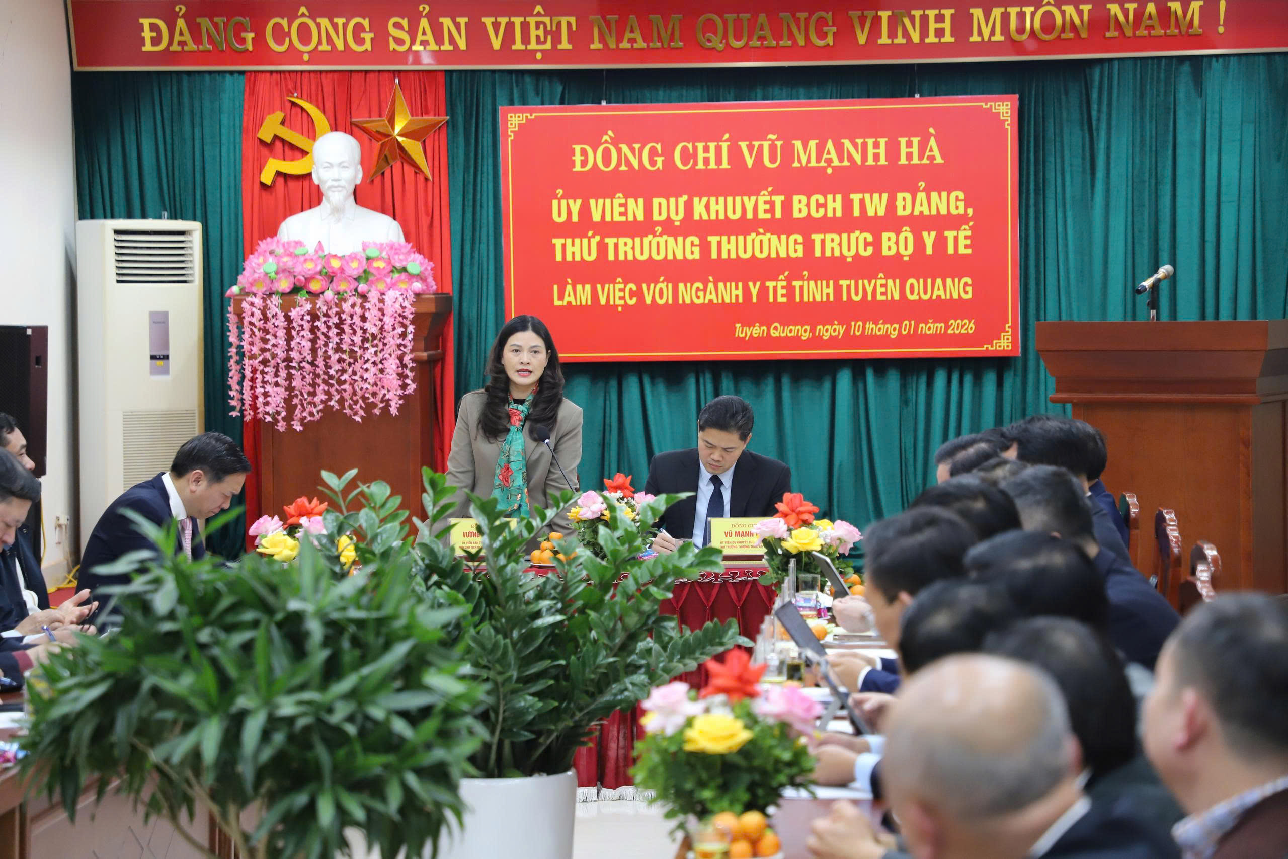 Thứ trưởng Thường trực Bộ Y tế Vũ Mạnh Hà làm việc với ngành Y tế tỉnh Tuyên Quang- Ảnh 3.