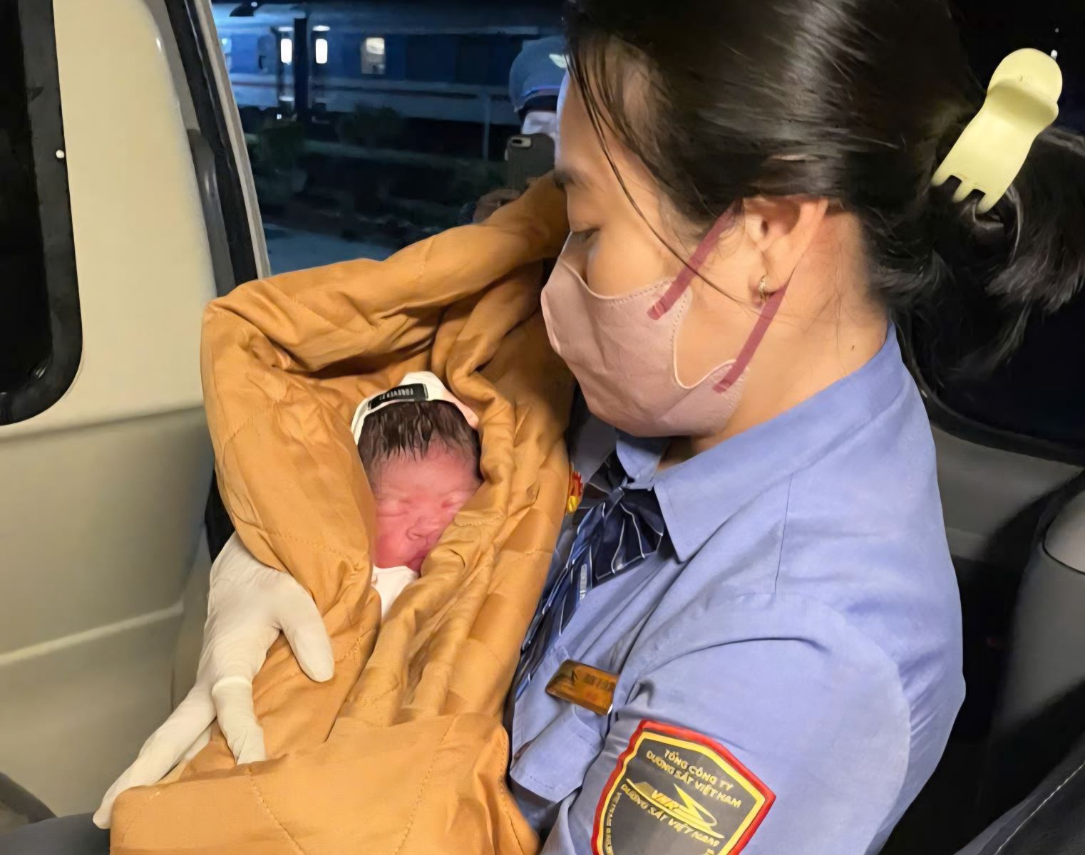 Tiếp viên tàu SE4 hỗ trợ sản phụ sinh con an toàn trên tàu ra Hà Nội