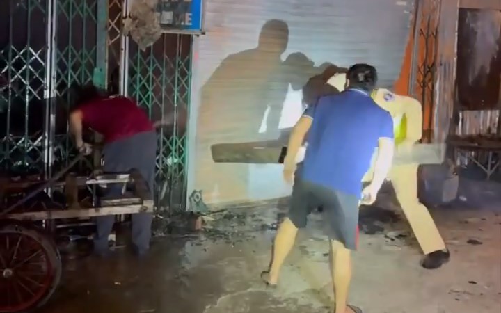 Bộ Công an gửi thư khen Công an Nghệ An phá cửa cứu 11 người thoát cháy trong đêm- Ảnh 2.