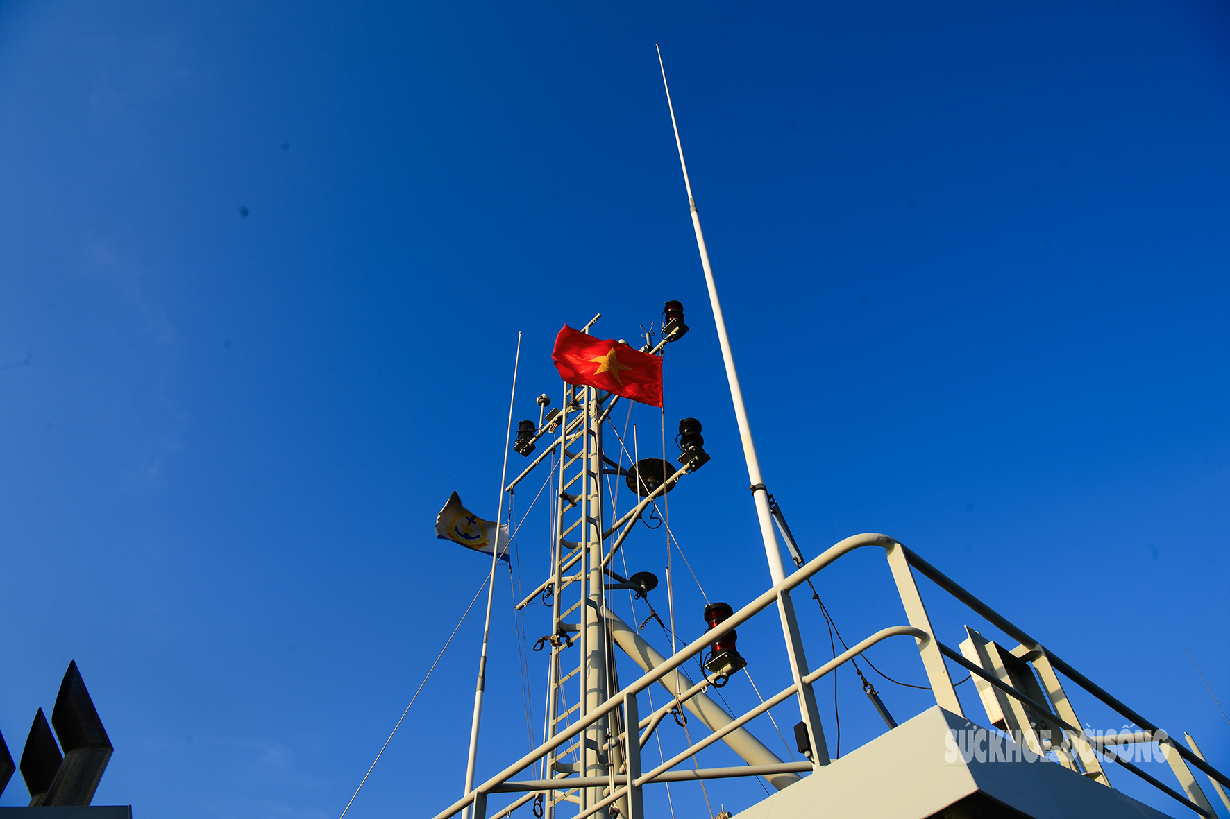 Hoàng hôn 'nhuộm vàng' biển Tây Nam từ boong tàu ra Thổ Chu- Ảnh 1.