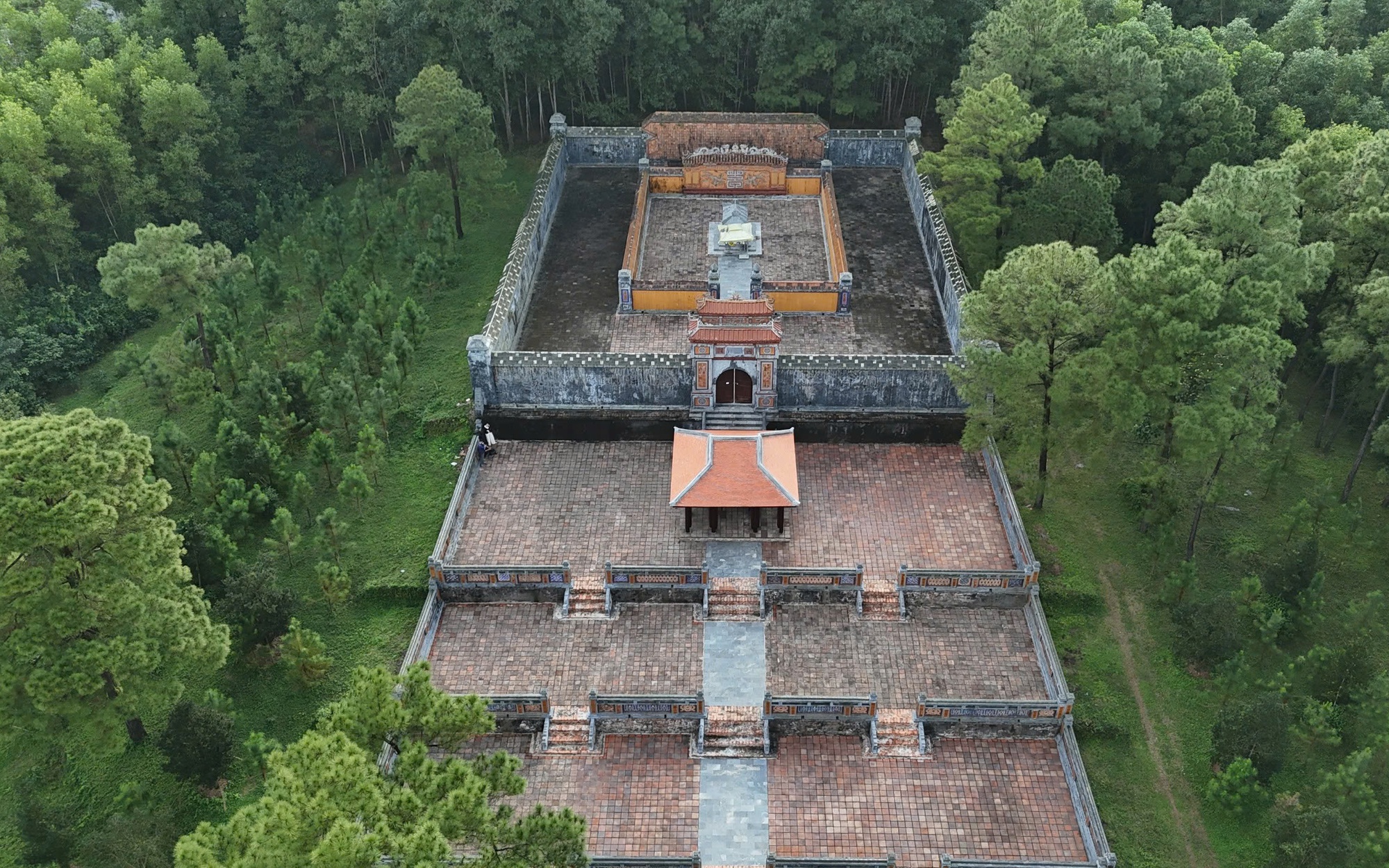 'Công trình lạ' trước lăng mộ Hoàng thái hậu Từ Dụ hiện ra sao?- Ảnh 2. 'Công trình lạ' trước lăng mộ Hoàng thái hậu Từ Dụ hiện ra sao?- Ảnh 2.