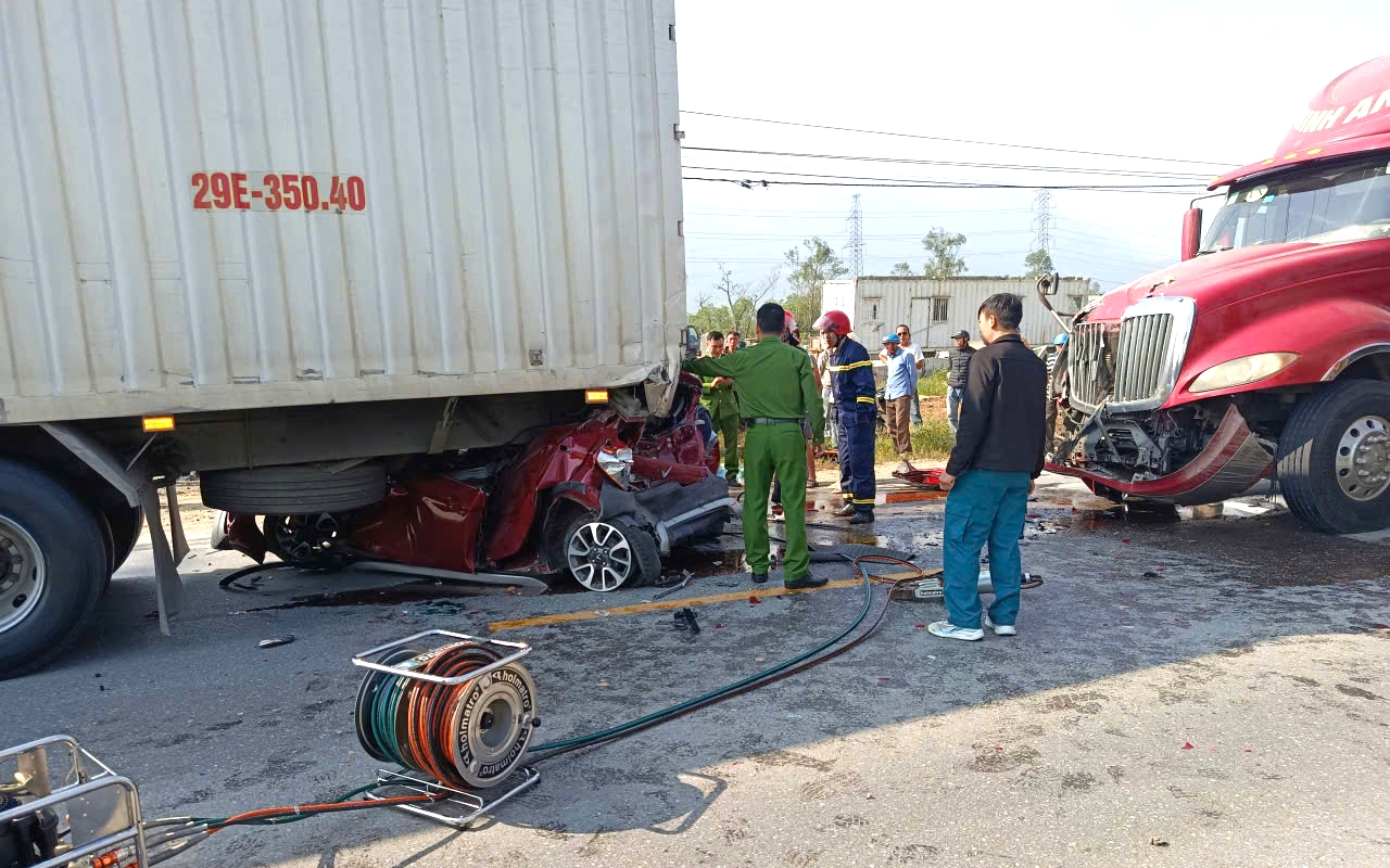 Tai nạn liên hoàn ở Hà Tĩnh, giao thông ùn tắc kéo dài
