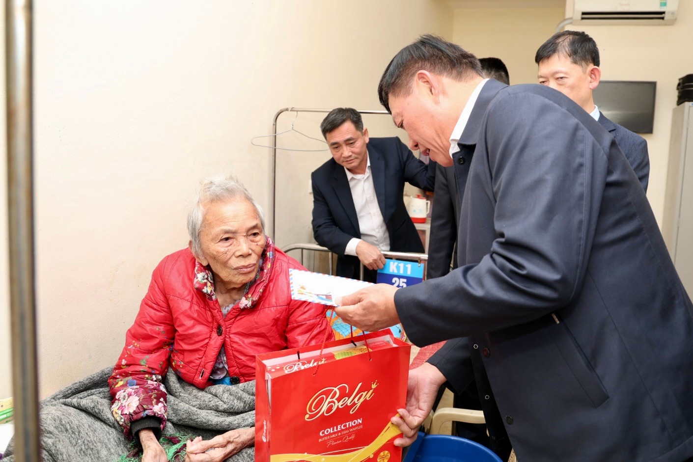 Thứ trưởng Đỗ Xuân Tuyên thăm, chúc Tết bệnh nhân phong- Ảnh 2.