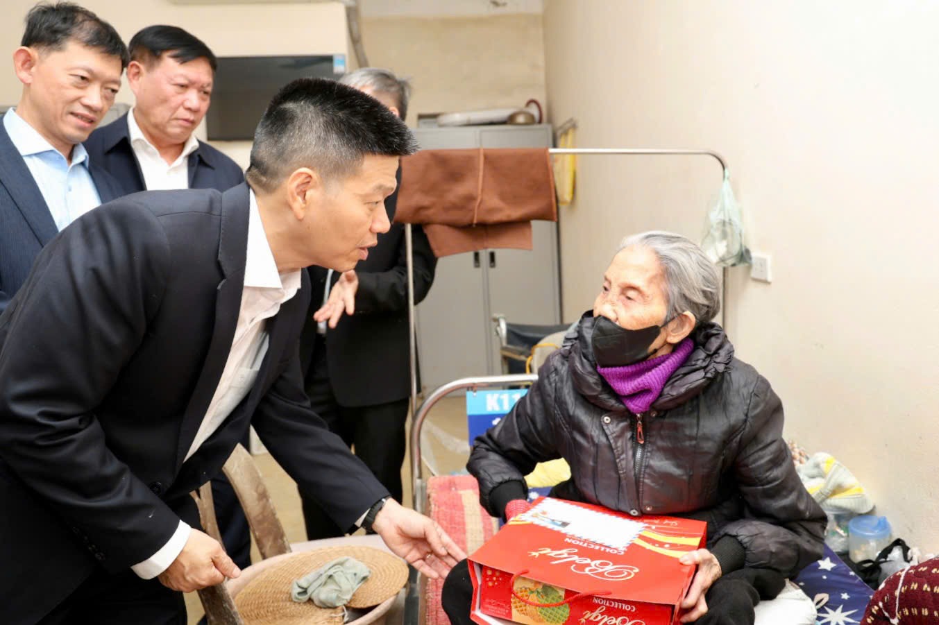 Thứ trưởng Đỗ Xuân Tuyên thăm, chúc Tết bệnh nhân phong- Ảnh 4.