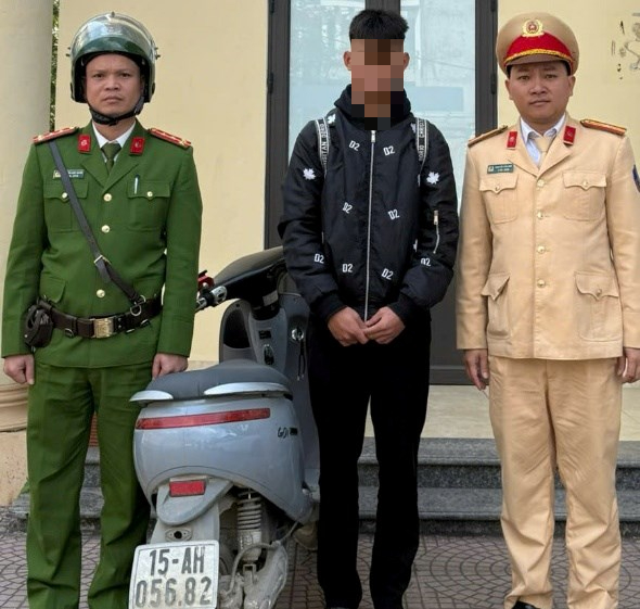 Nam sinh lớp 11 dùng một chân điều khiển xe máy điện trong đêm- Ảnh 2.