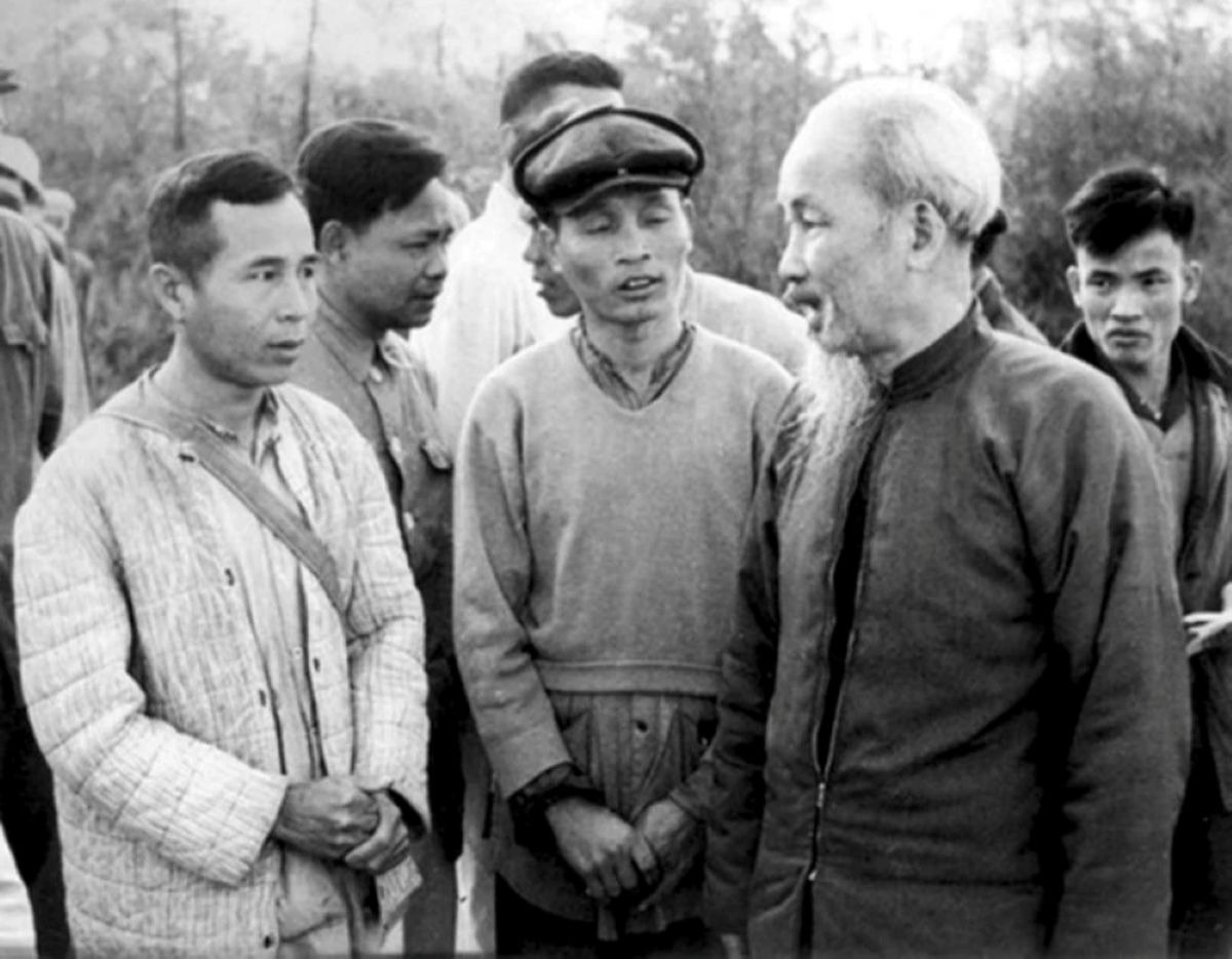 Xây dựng đội ngũ cán bộ đủ phẩm chất, năng lực và uy tín theo tư tưởng Hồ Chí Minh đáp ứng yêu cầu phát triển đất nước trong kỷ nguyên mới- Ảnh 1.