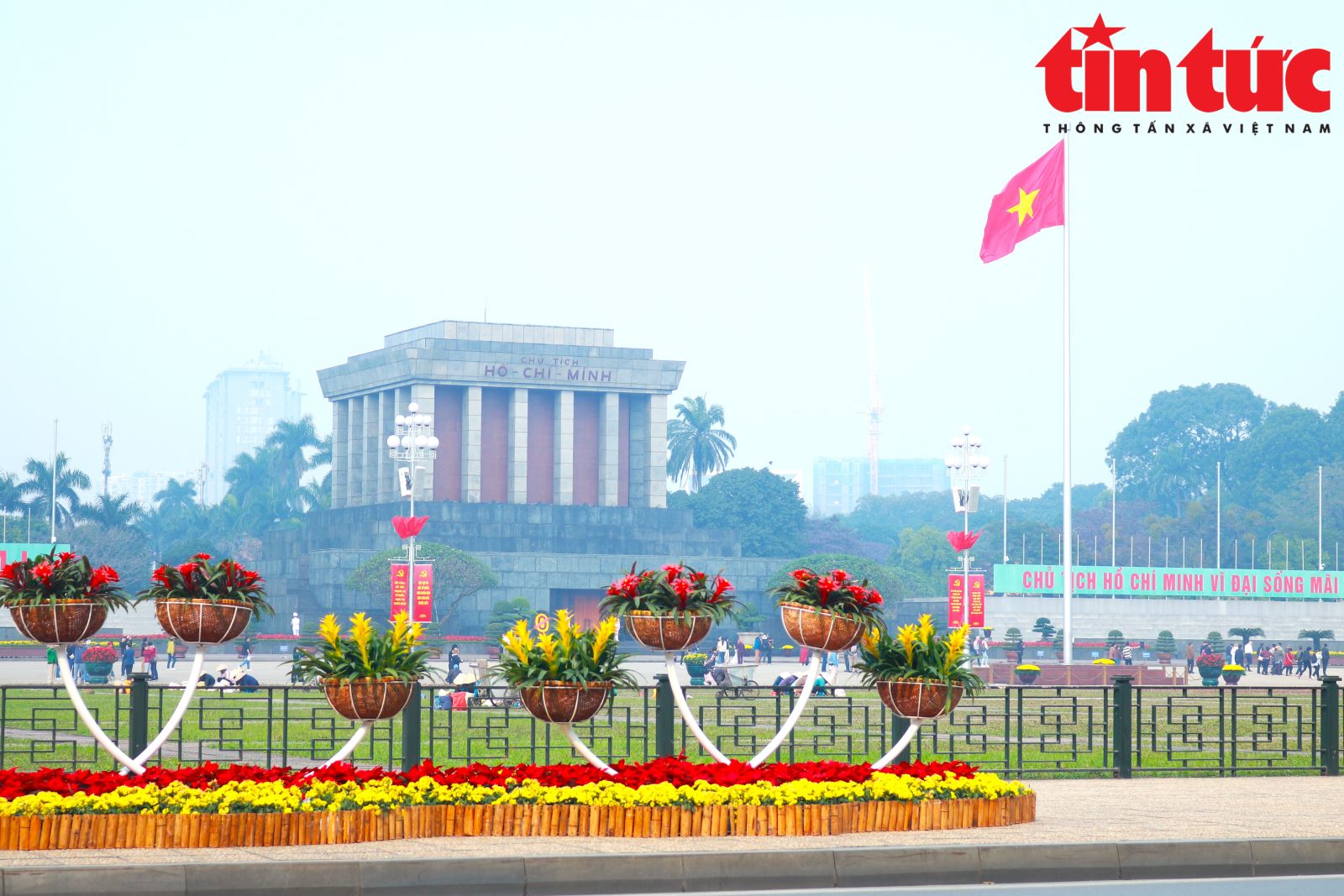 Phố phường Hà Nội rực rỡ cờ hoa chào mừng Đại hội Đảng lần thứ XIV- Ảnh 1.