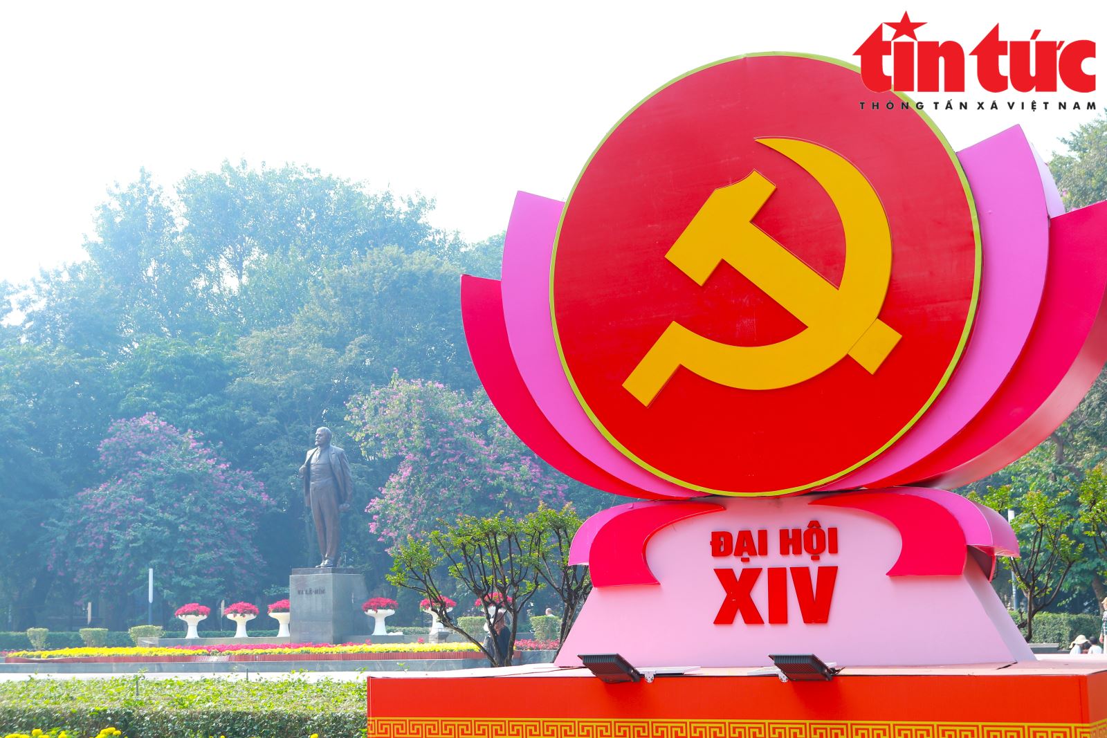 Phố phường Hà Nội rực rỡ cờ hoa chào mừng Đại hội Đảng lần thứ XIV- Ảnh 9.