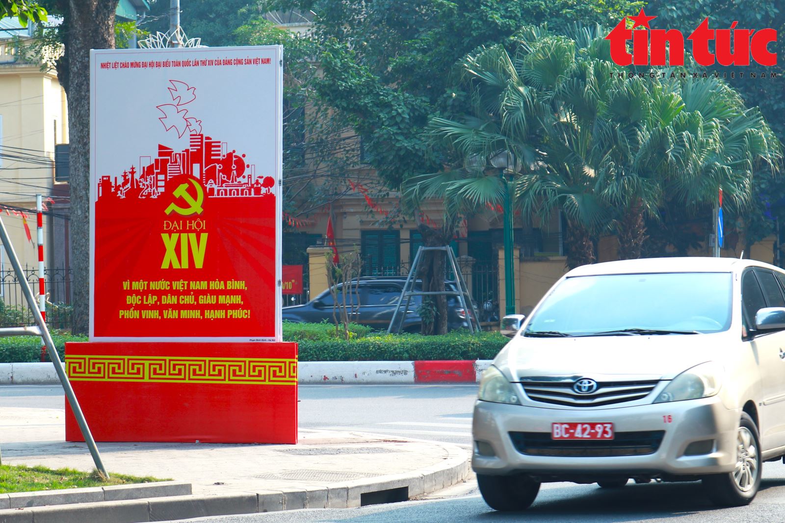 Phố phường Hà Nội rực rỡ cờ hoa chào mừng Đại hội Đảng lần thứ XIV- Ảnh 5.