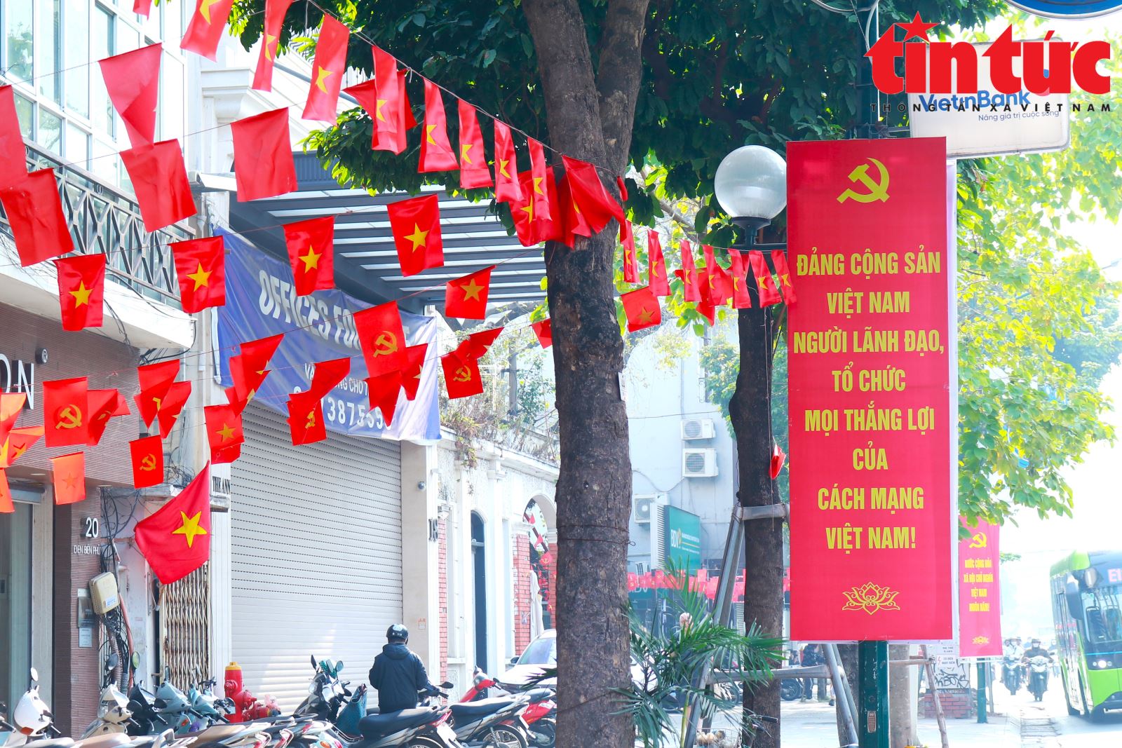 Phố phường Hà Nội rực rỡ cờ hoa chào mừng Đại hội Đảng lần thứ XIV- Ảnh 8.