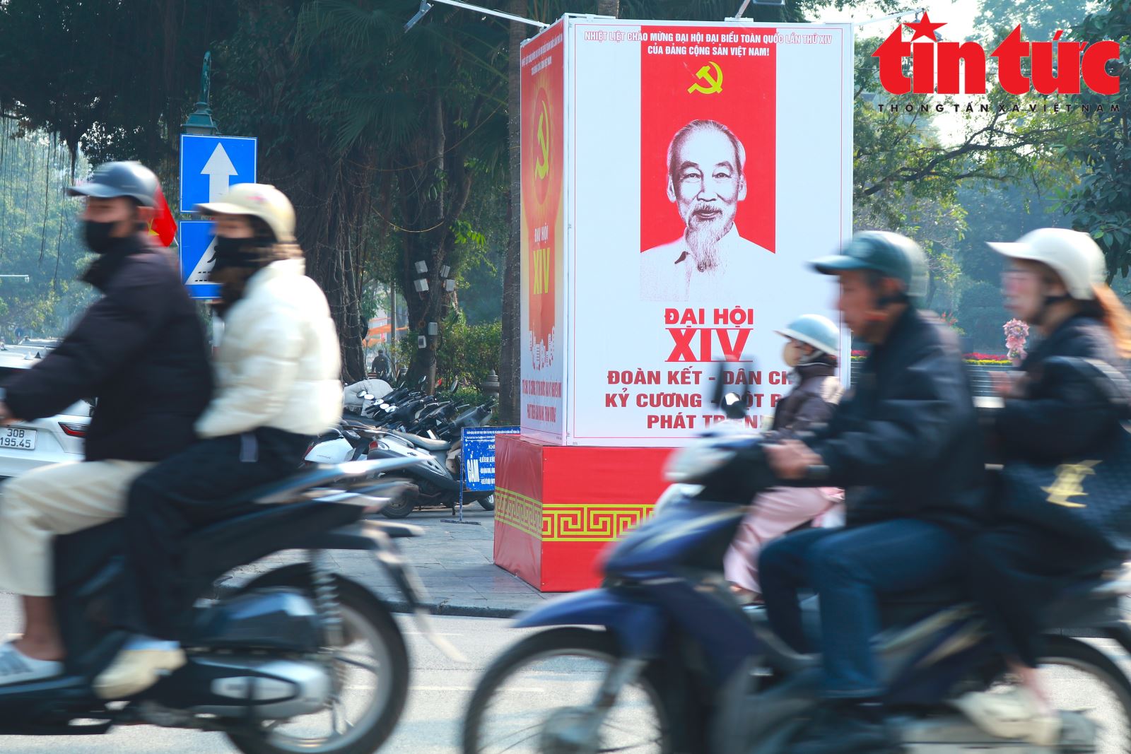 Phố phường Hà Nội rực rỡ cờ hoa chào mừng Đại hội Đảng lần thứ XIV- Ảnh 4.