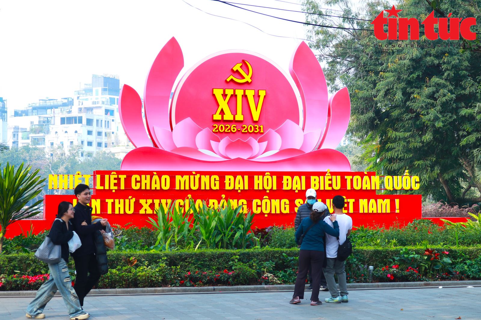 Phố phường Hà Nội rực rỡ cờ hoa chào mừng Đại hội Đảng lần thứ XIV- Ảnh 7.