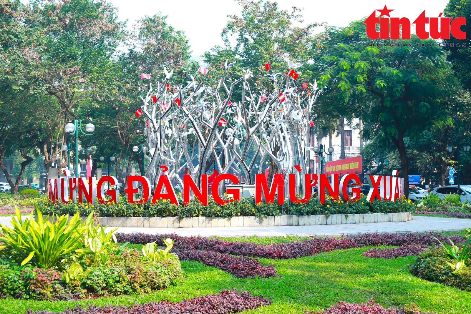 Phố phường Hà Nội rực rỡ cờ hoa chào mừng Đại hội Đảng lần thứ XIV- Ảnh 10.
