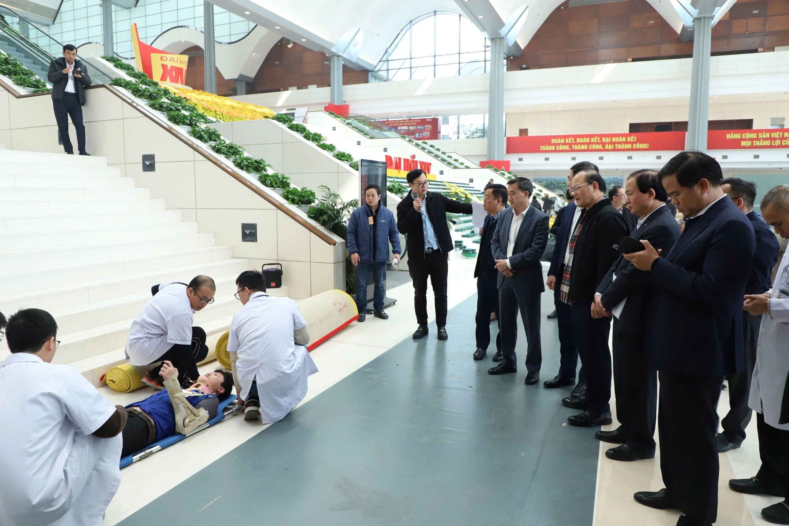 Diễn tập đảm bảo công tác y tế phục vụ Đại hội Đại biểu toàn quốc lần thứ XIV của Đảng
- Ảnh 6.