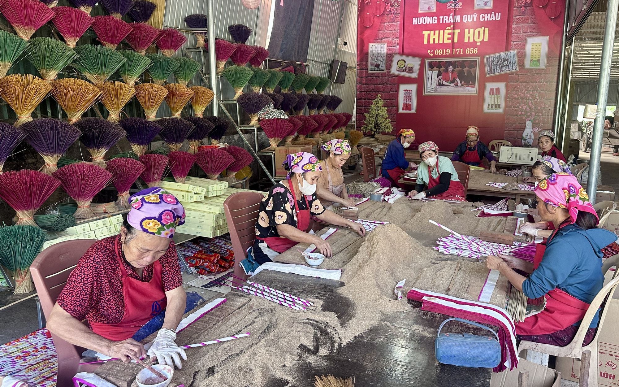 Giữ mùi Tết trong khói hương trầm- Ảnh 9. Giữ mùi Tết trong khói hương trầm- Ảnh 9.