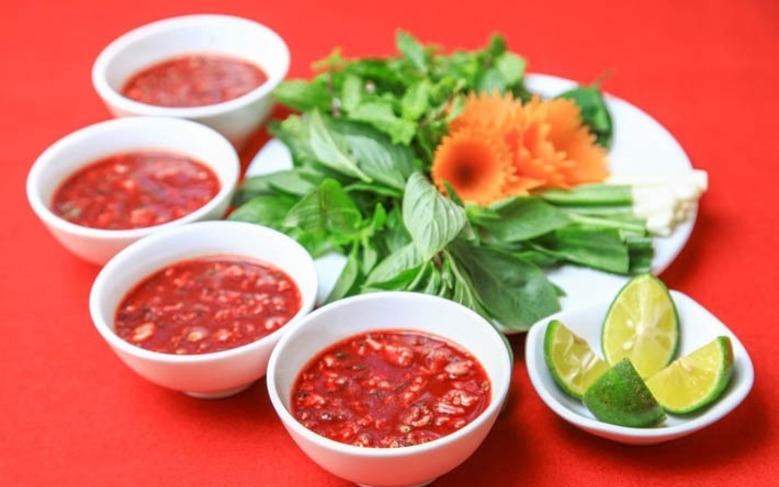 Ăn tiết canh ở quán, 9 người nhập viện - Ảnh 2.
