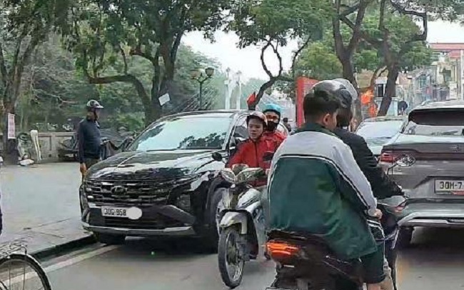 Phạt thanh niên vừa đi xe máy vừa điều khiển ô tô mô hình trên phố- Ảnh 2.