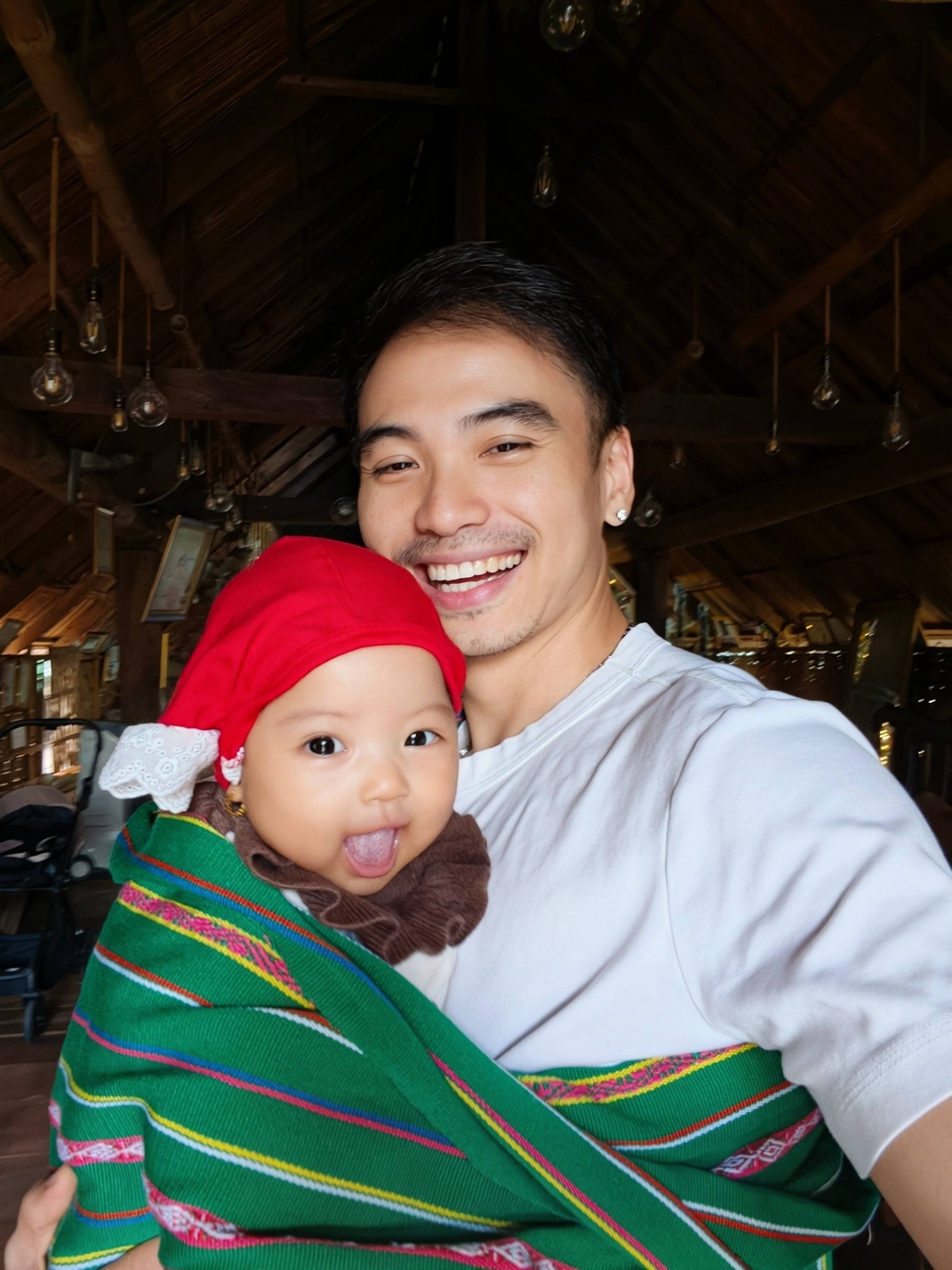 Chồng H'Hen Niê khoe khoảnh khắc 'u mê' con gái- Ảnh 5.