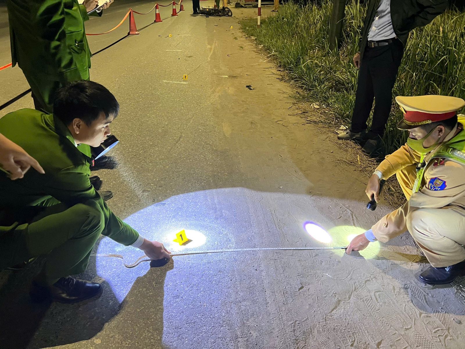 Uống rượu, vượt chốt kiểm tra nồng độ cồn, nam thanh niên điều khiển xe máy tông đại úy CSGT- Ảnh 1.