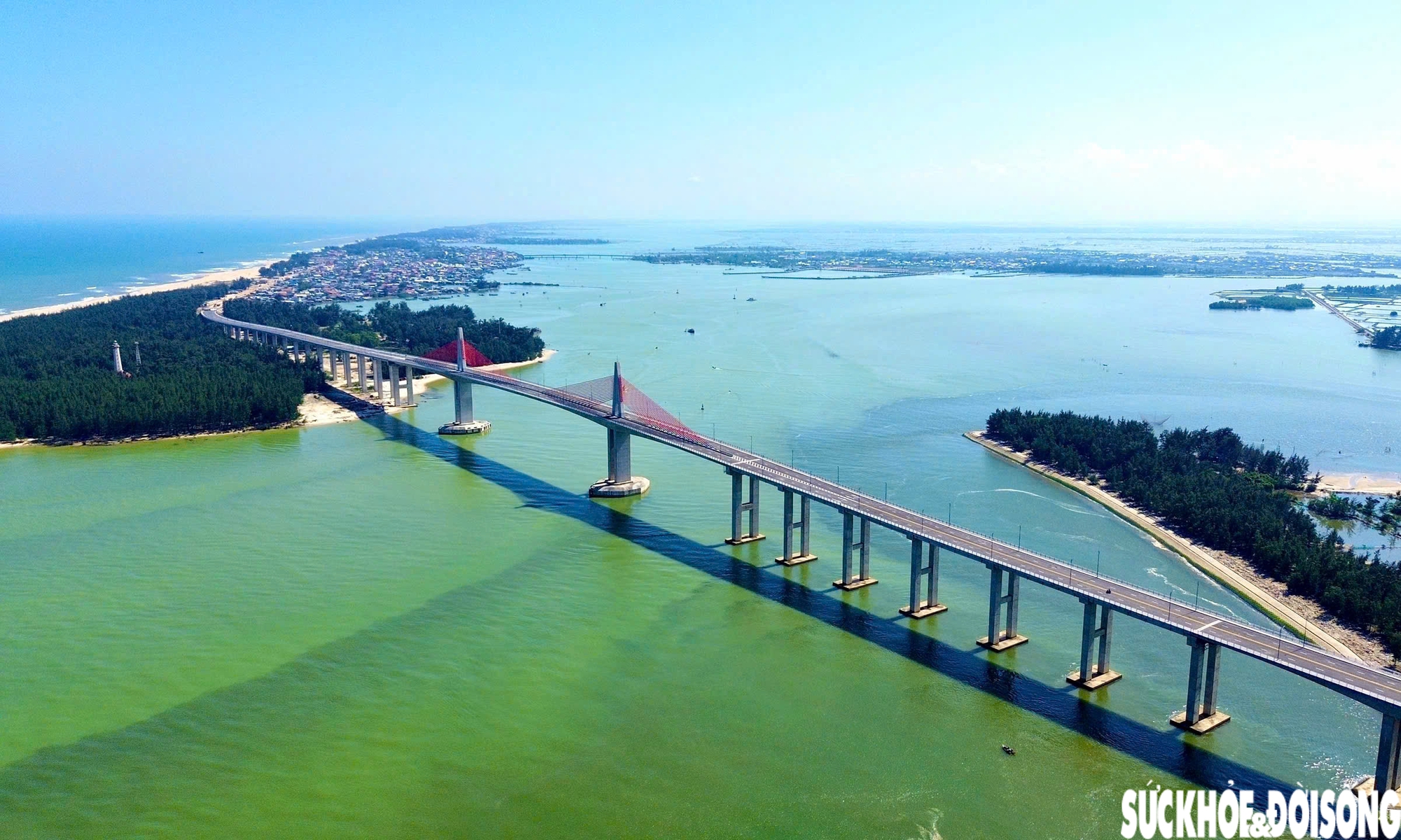 Toàn cảnh cầu vượt cửa biển dài nhất miền Trung- Ảnh 1.