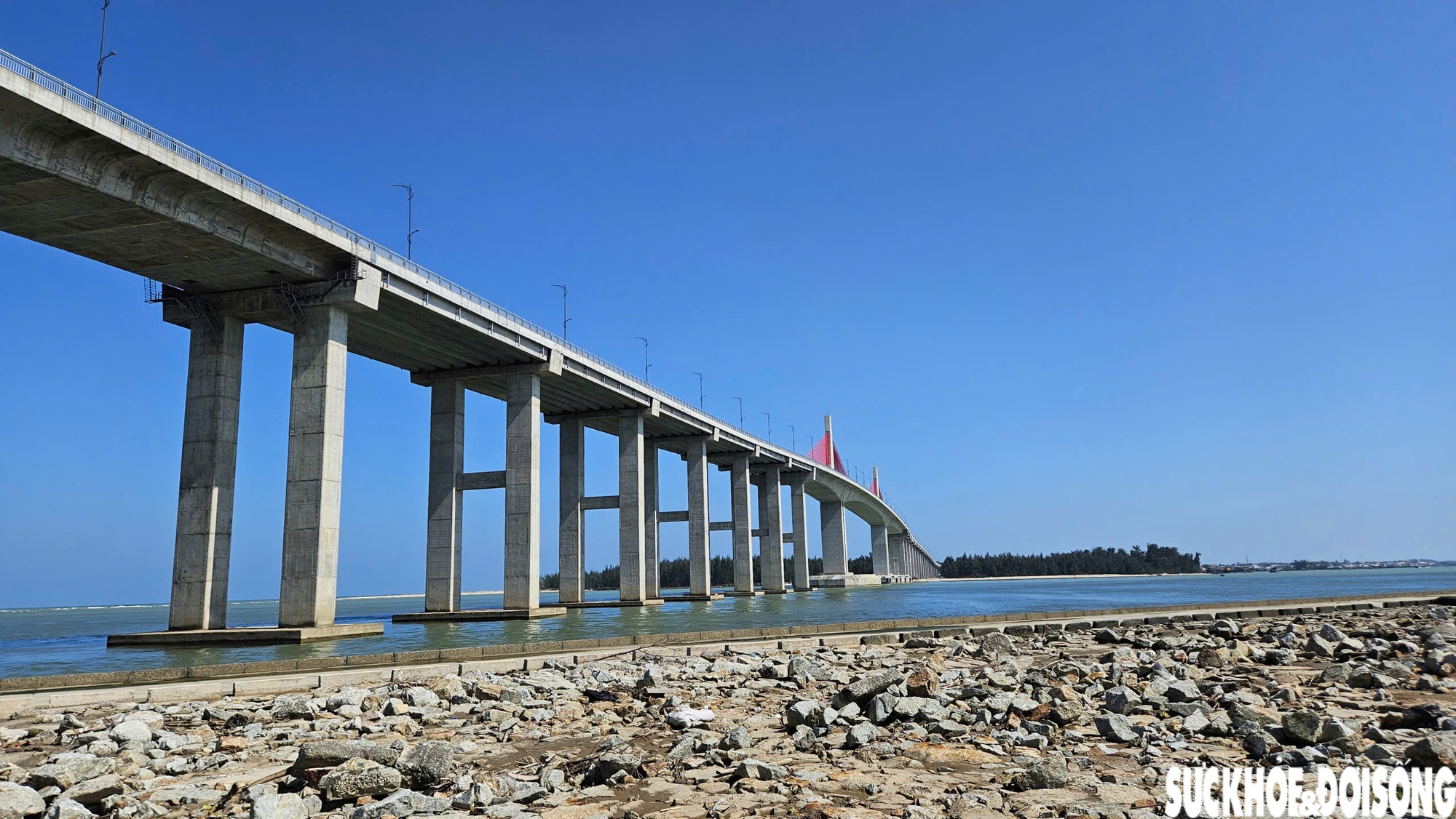 Toàn cảnh cầu vượt cửa biển dài nhất miền Trung- Ảnh 8.