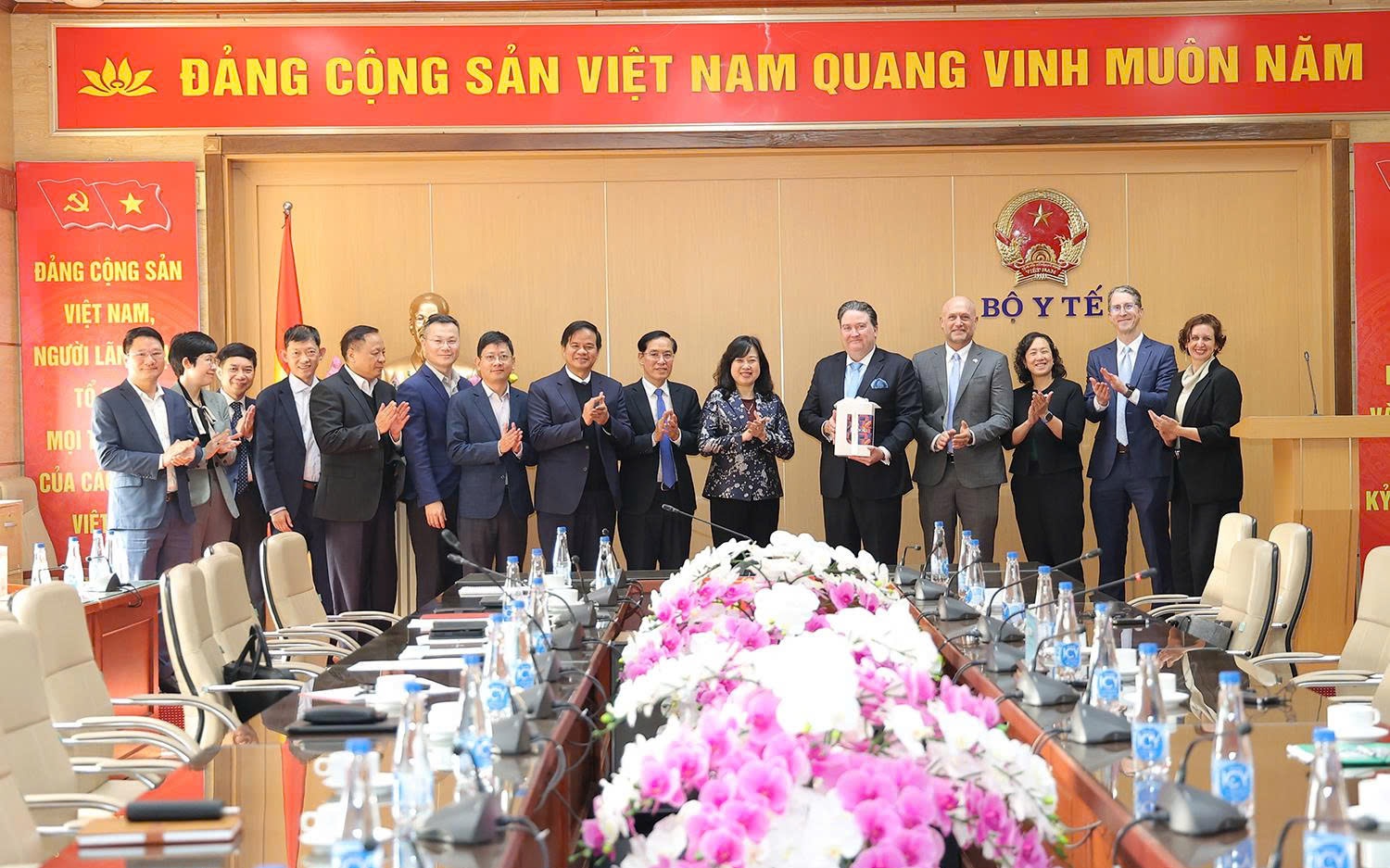 Bộ trưởng Đào Hồng Lan tiếp, làm việc với Đại biện lâm thời Đại sứ quán Hoa Kỳ tại Việt Nam- Ảnh 5.