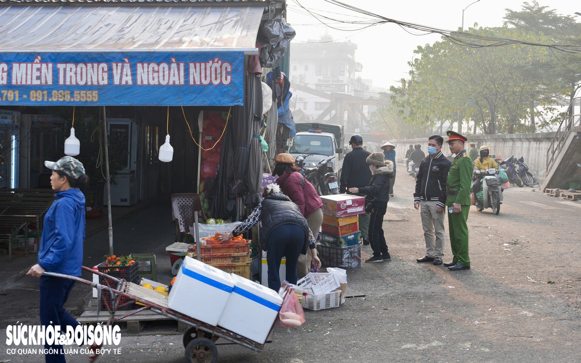 Hà Nội xóa bỏ chợ tạm, chợ cóc quanh chợ Long Biên