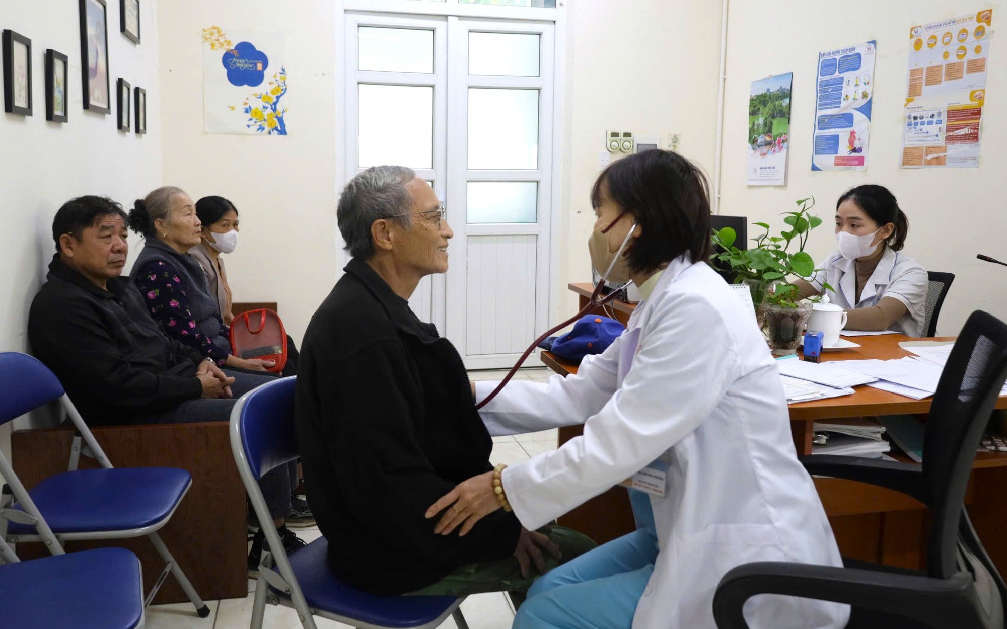 Ca phẫu thuật căng thẳng cứu sản phụ rau tiền đạo trung tâm - Ảnh 2. Thực hiện Nghị quyết 72: Hà Nội xây dựng thương hiệu y tế của Thủ đô