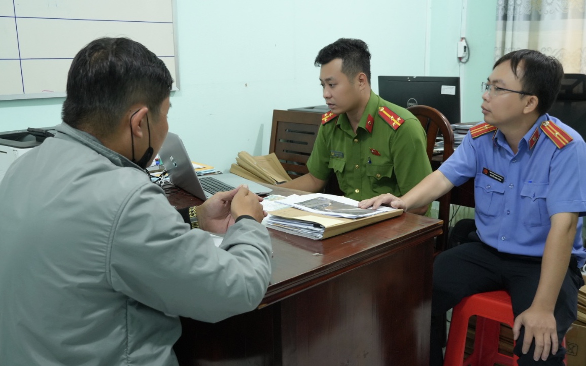 Vụ xe khách rượt đuổi xe tải trên cao tốc: Cả 2 tài xế đều bị khởi tố