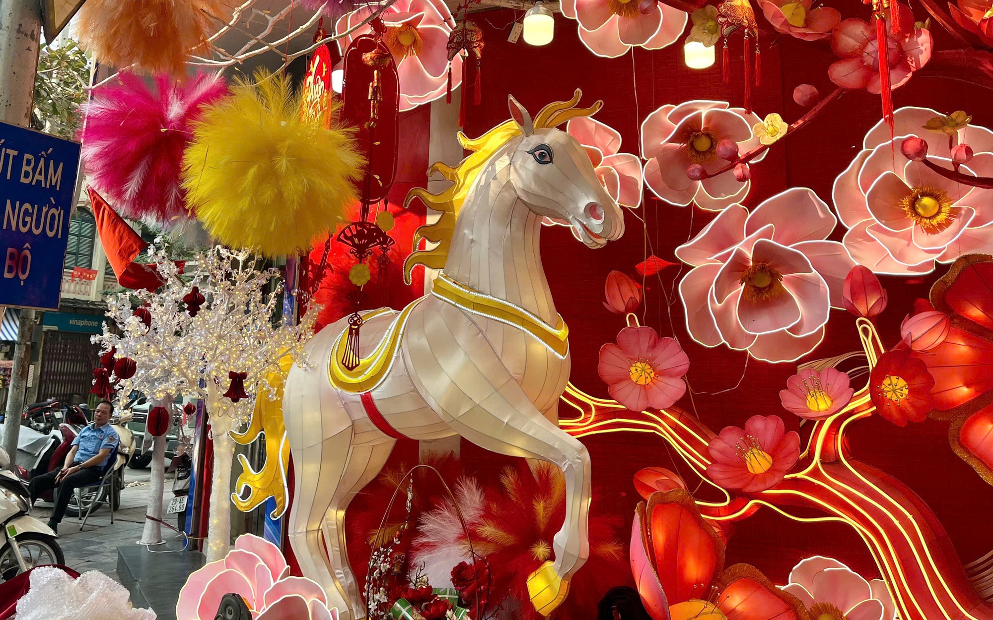 Đồ trang trí Tết vào mùa, phố phường rực rỡ sắc xuân