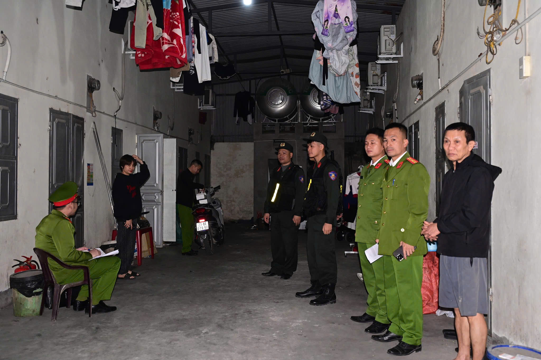 Kiểm tra nơi ở của người lao động, phát hiện nhiều công nhân dương tính với ma túy- Ảnh 2. Kiểm tra nơi ở của người lao động, phát hiện nhiều công nhân dương tính với ma túy- Ảnh 2.