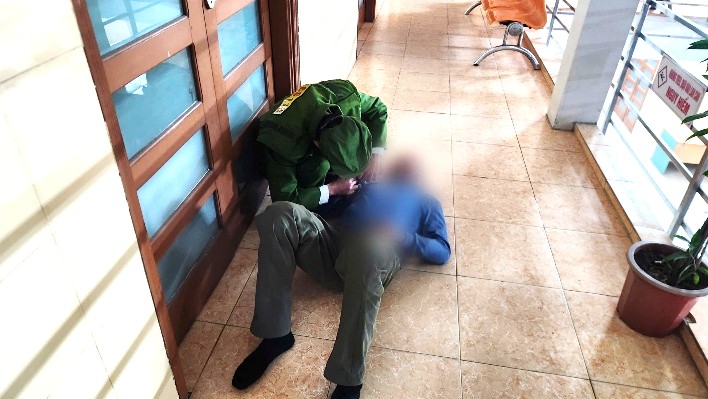 Cảnh sát 113 giải cứu bệnh nhân biểu hiện loạn thần, định tự vẫn- Ảnh 1. Cảnh sát 113 giải cứu bệnh nhân biểu hiện loạn thần, định tự vẫn- Ảnh 1.