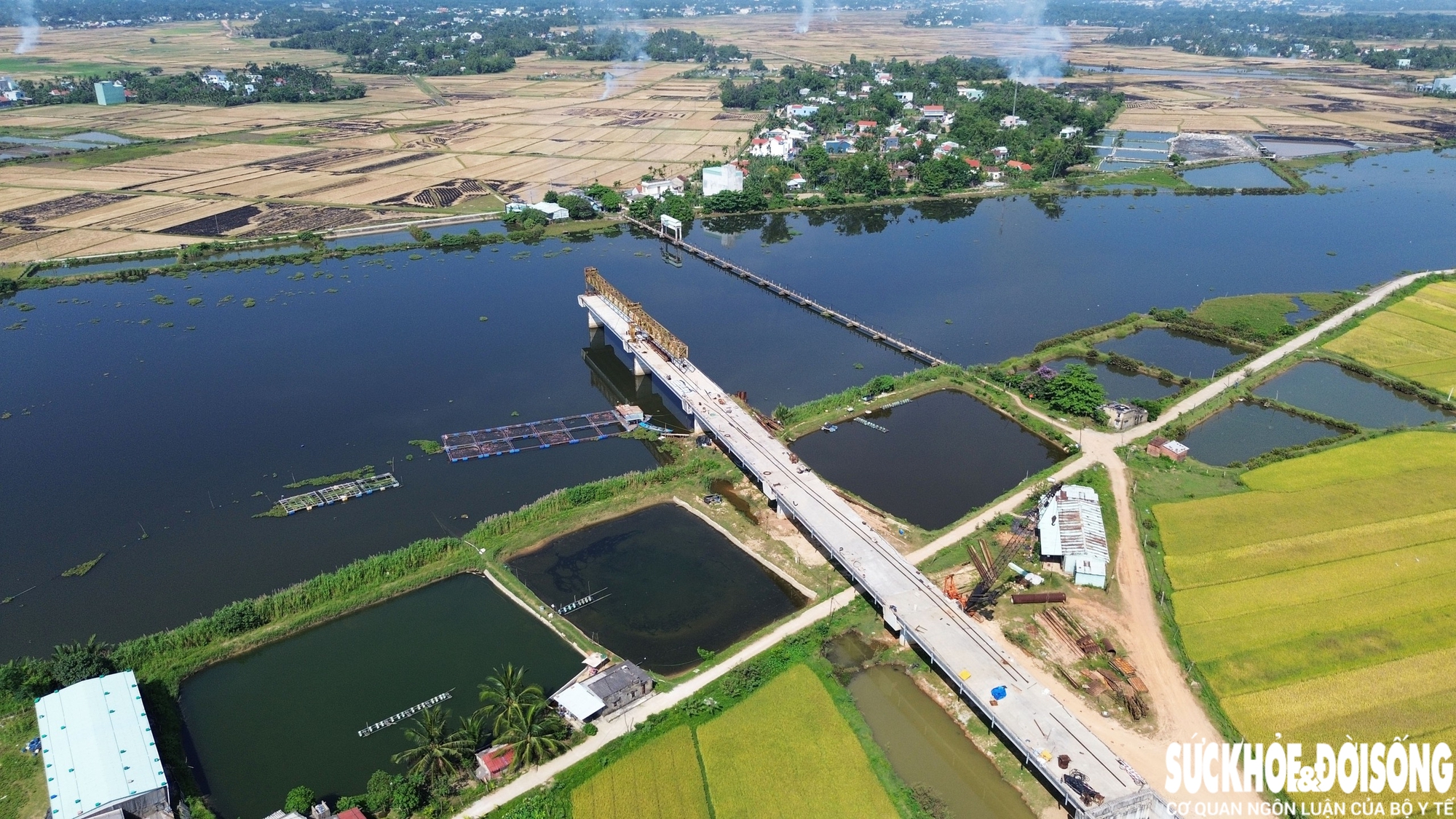 Cận cảnh 'cầu vĩnh biệt' chờ ngày bị xóa sổ sau hơn 40 năm tồn tại- Ảnh 10.