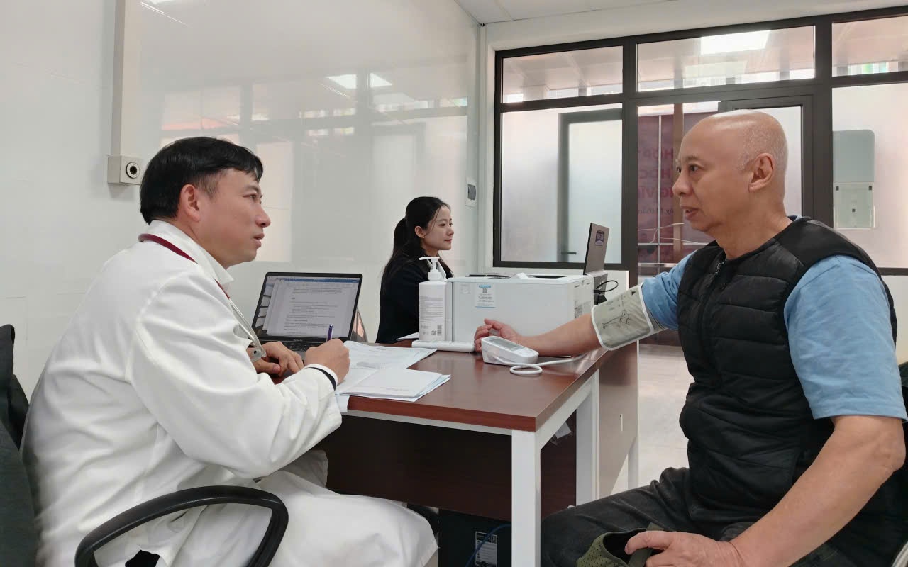 Bác sĩ Bệnh viện Đại học Y Hà Nội về trạm y tế phường khám bệnh cho người dân