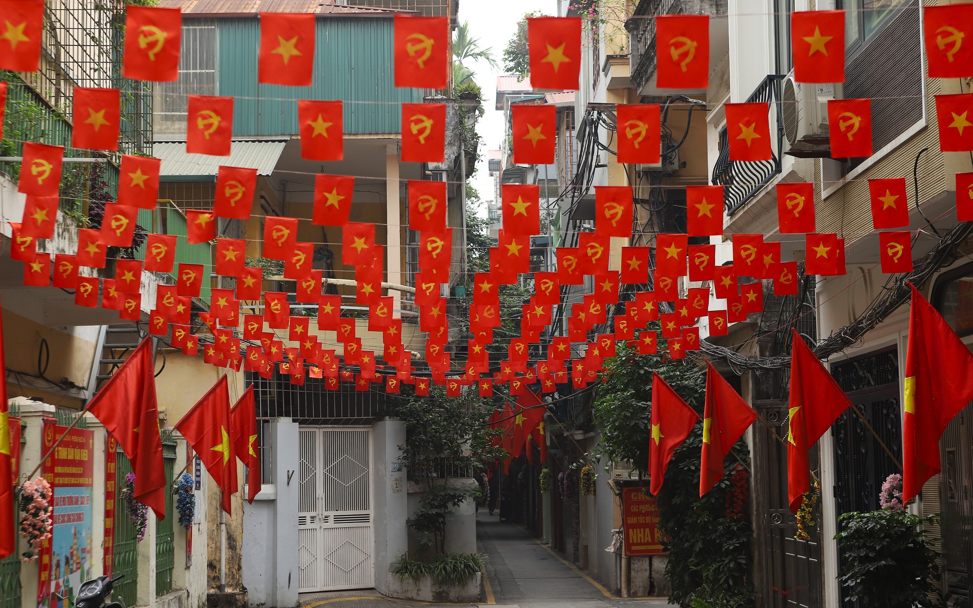 Hà Nội rực rỡ sắc cờ chào mừng Đại hội XIV của Đảng