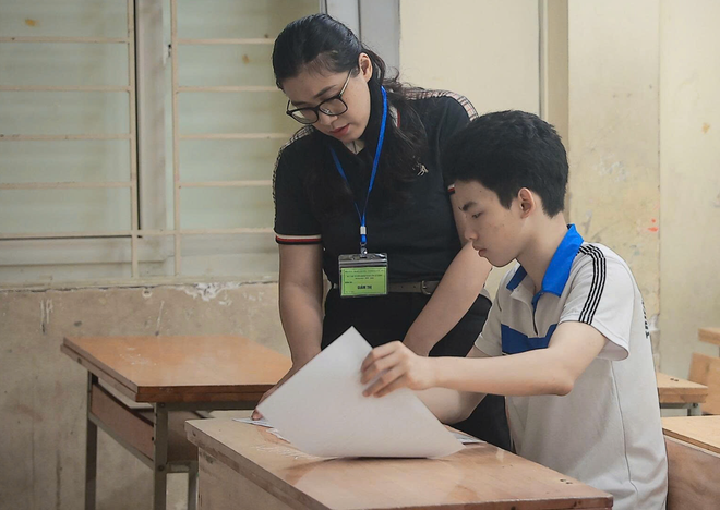 Phụ huynh, học sinh Hà Nội sốt ruột chờ công bố môn thi vào lớp 10- Ảnh 2. Phụ huynh, học sinh Hà Nội sốt ruột chờ công bố môn thi vào lớp 10- Ảnh 2.