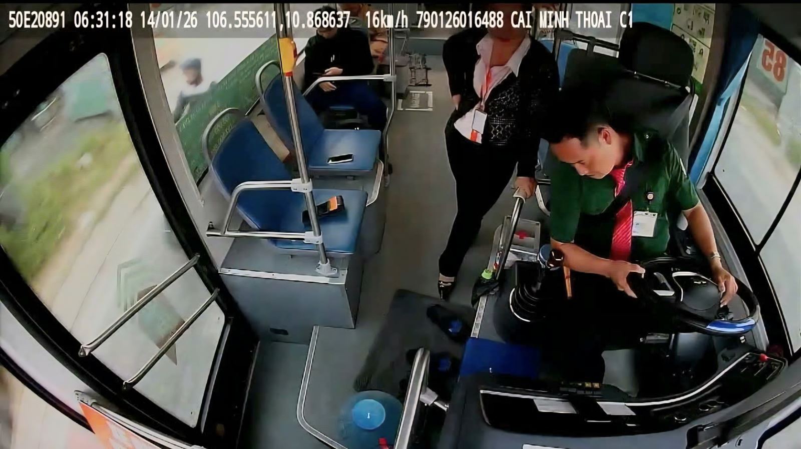 TPHCM: Lái xe buýt tuyến 85 đột quỵ khi đang lưu thông trên đường- Ảnh 1.