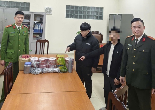 Bắt đối tượng lừa đảo bán pháo lậu trên Facebook- Ảnh 1.