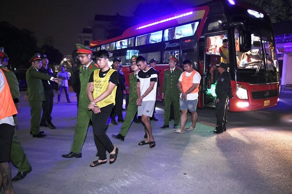 Triệt phá đường dây lừa đảo tại Campuchia, bắt giữ 205 đối tượng- Ảnh 2.