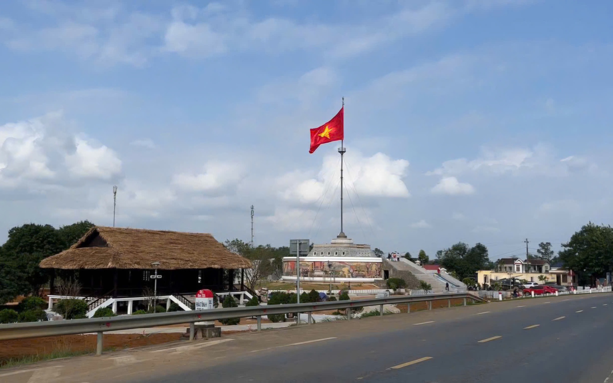 Tấm bia đá khắc chữ Chăm cổ phơi nắng gió giữa cánh đồng cần được bảo tồn- Ảnh 6.