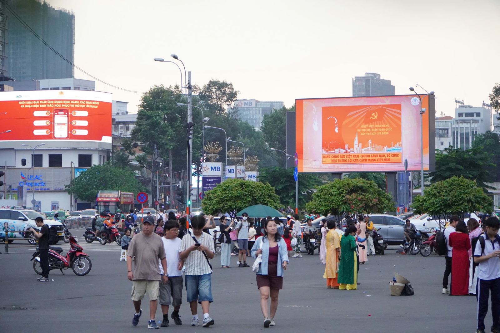 Thành phố mang tên Bác rực rỡ cờ hoa chào mừng Đại hội XIV của Đảng- Ảnh 13. Thành phố mang tên Bác rực rỡ cờ hoa chào mừng Đại hội XIV của Đảng- Ảnh 13.