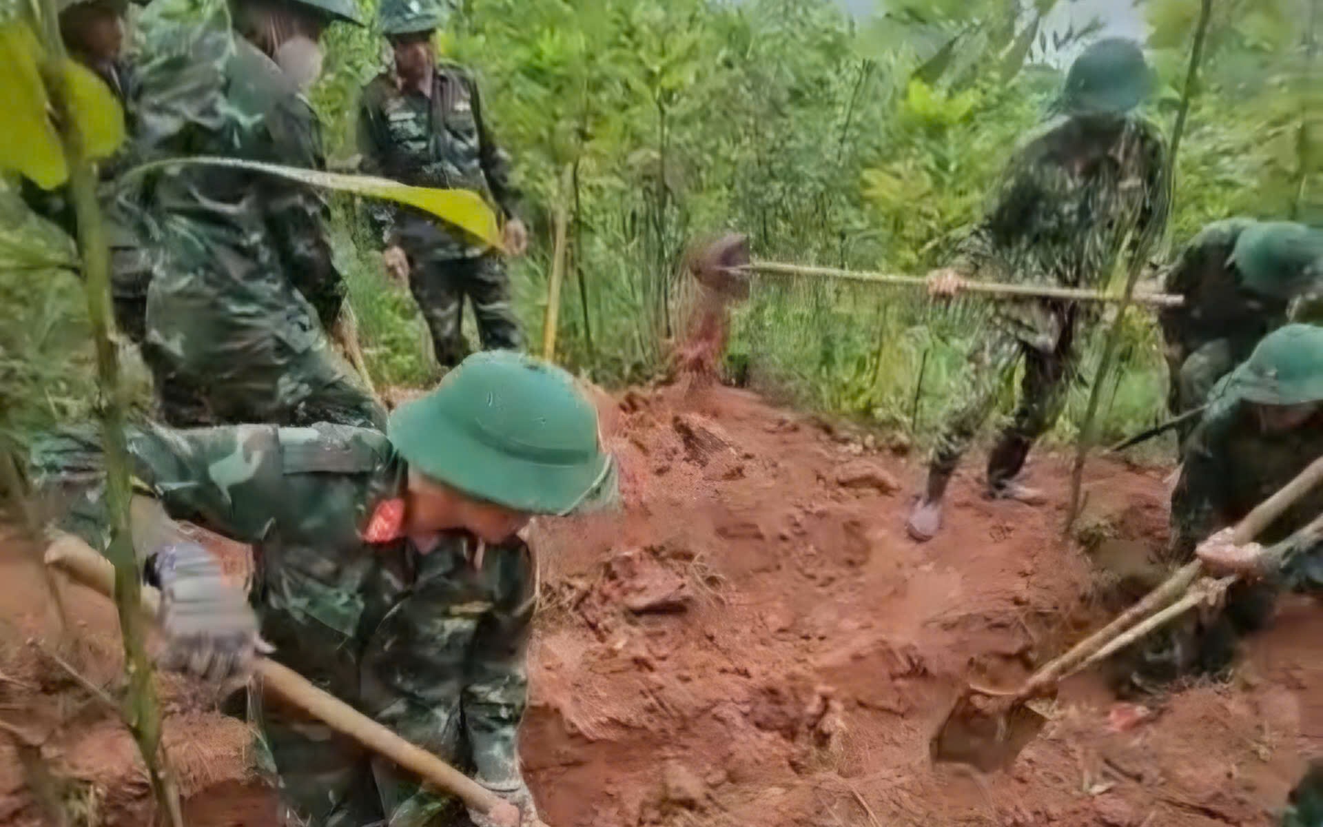 Phát hiện hài cốt liệt sĩ trong rừng tràm cùng di vật khắc tên