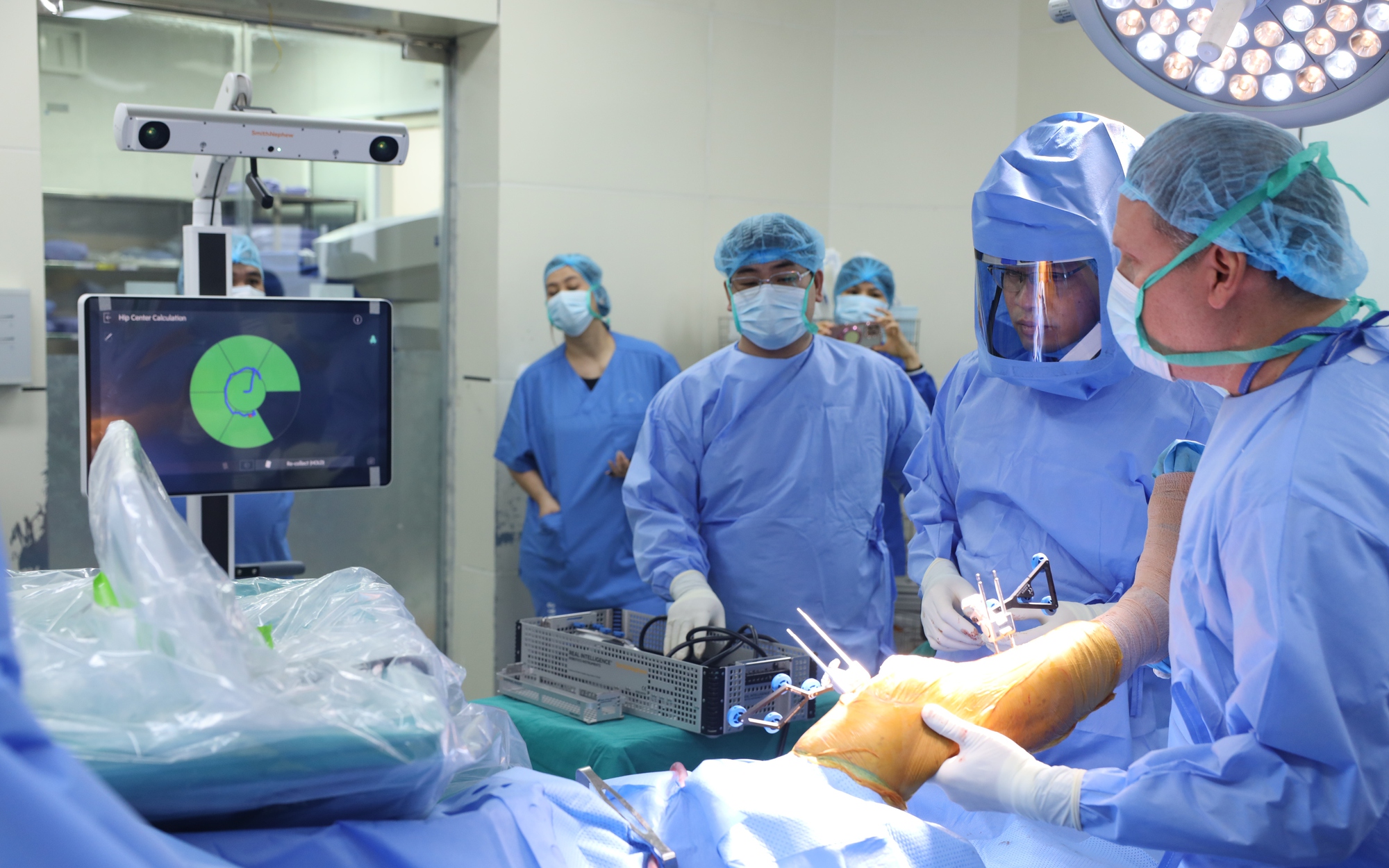 Lần đầu tiên ứng dụng robot hiện đại phẫu thuật thay khớp gối toàn phần thành công