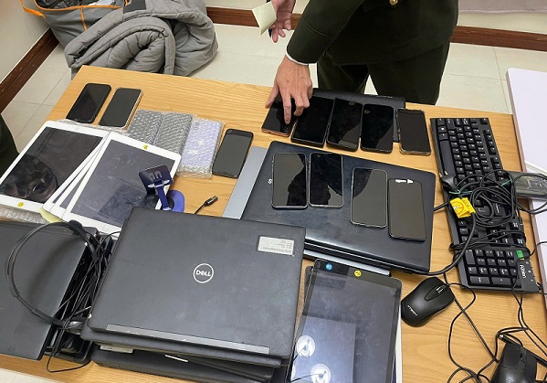 Đột kích biệt thự hạng sang, lộ ‘hang ổ’ lừa đảo công nghệ cao do người nước ngoài cầm đầu- Ảnh 2.