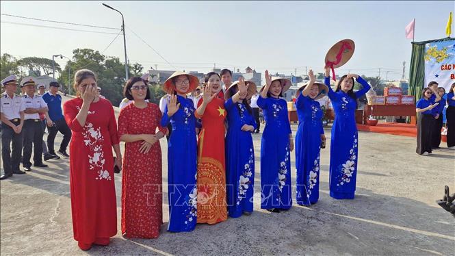 Hai tàu Hải quân khởi hành mang quà Tết đến Nhà giàn DK1 và các tàu trực trên biển- Ảnh 6.