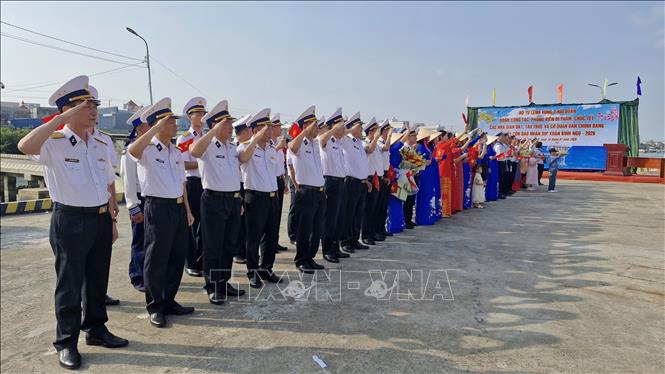 Hai tàu Hải quân khởi hành mang quà Tết đến Nhà giàn DK1 và các tàu trực trên biển- Ảnh 2.